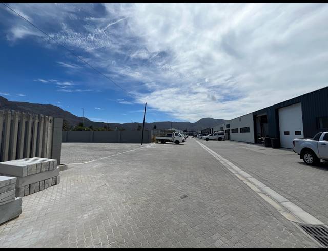 396M² WAREHOUSE TO LET IN TOKAI